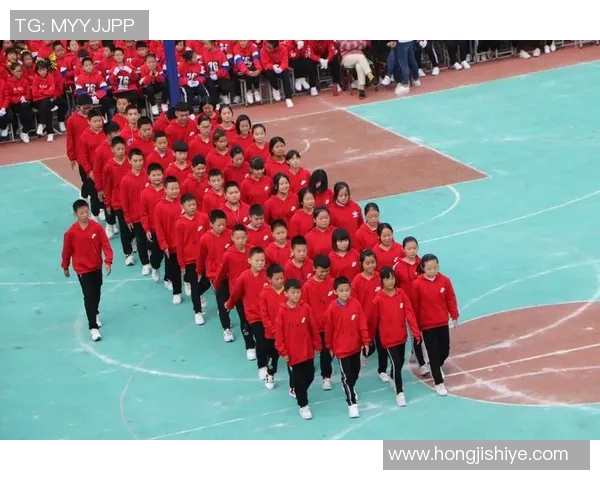 杨颖与足球明星亲密合影展现运动魅力与时尚风采的完美结合